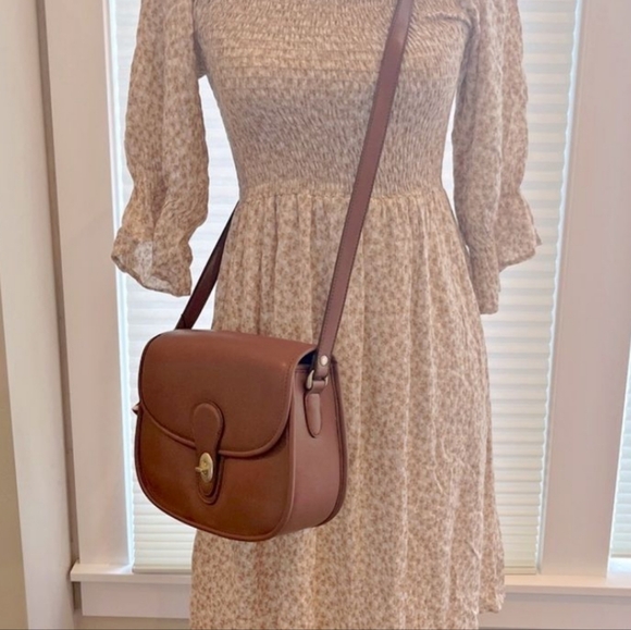 🔥 Medium Crossbody Purse Black and Tan available - Picture 2 of 5